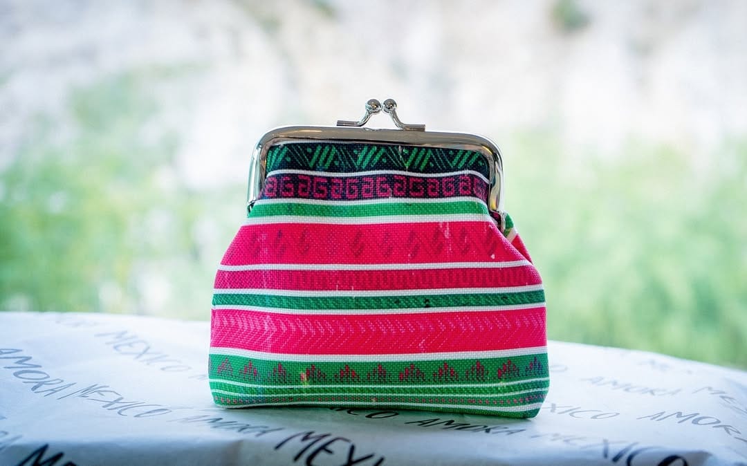 Post 3 by Amora México on Instagram (carousel)