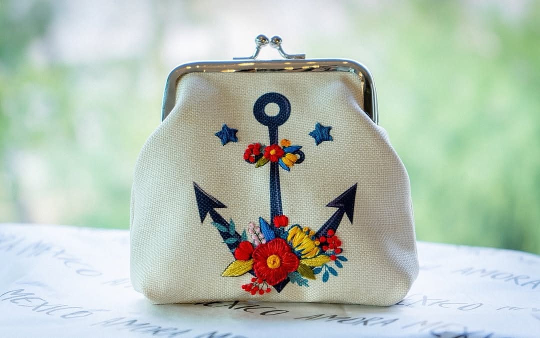 Post 1 by Amora México on Instagram (carousel)