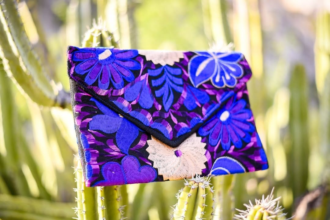 Post 8 by Amora México on Instagram (carousel)