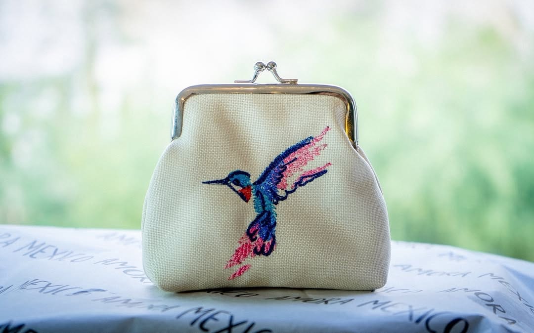 Post 2 by Amora México on Instagram (carousel)