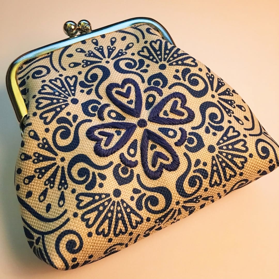 Post 5 by Amora México on Instagram (carousel)