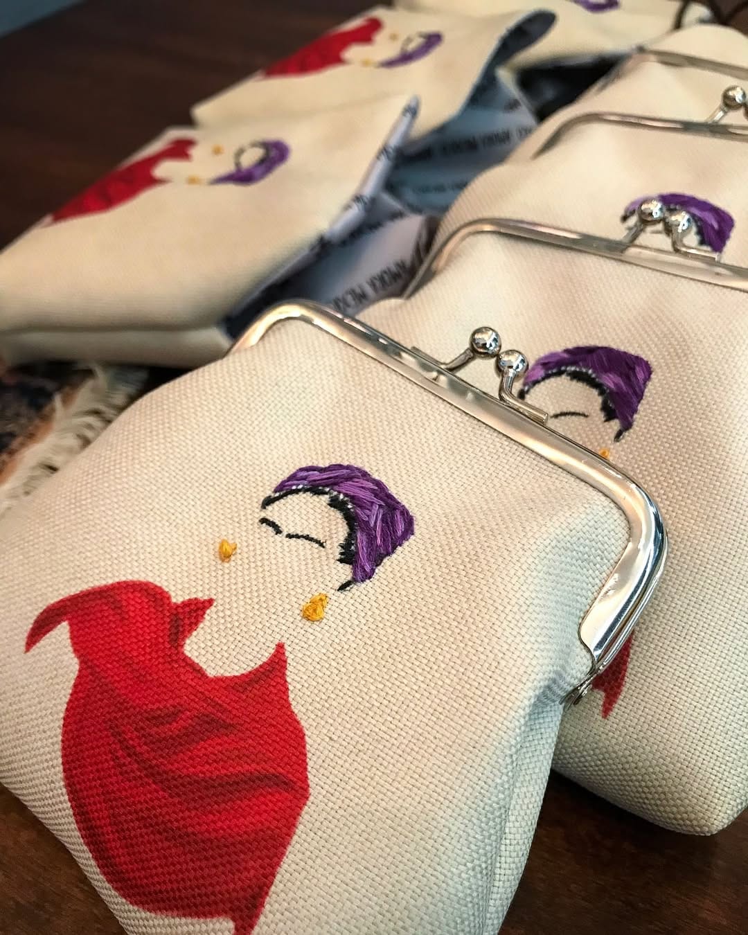 Post 4 by Amora México on Instagram (image)