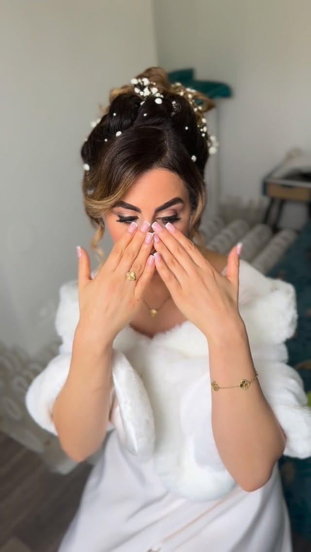 Post 3 by DM Coiffeuse Makeup Artiste on Instagram (video)