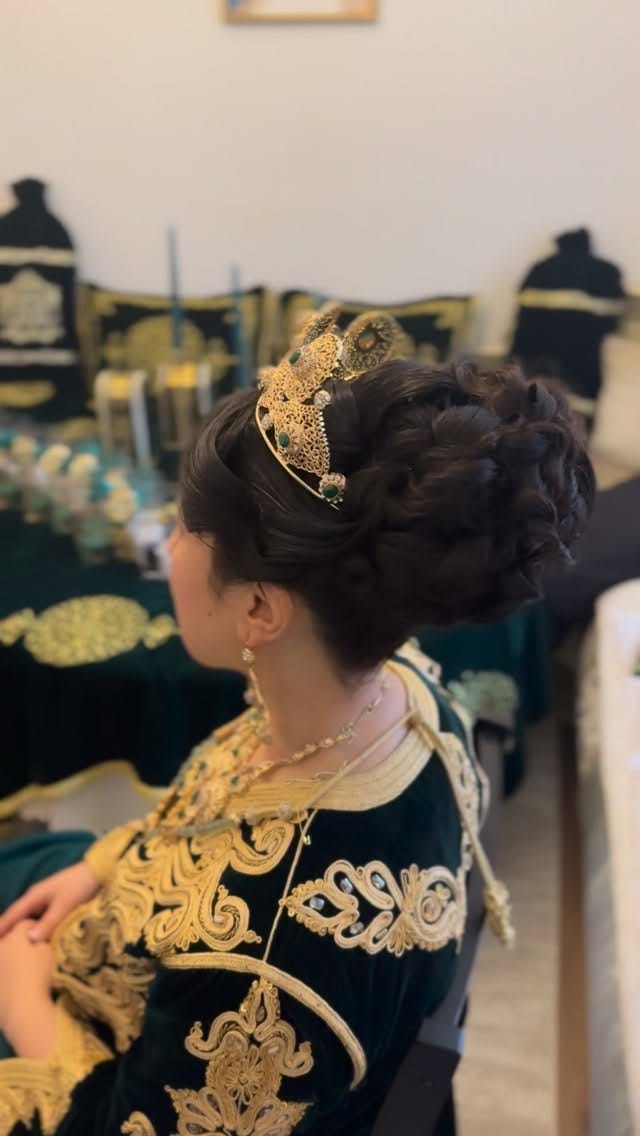 Post 1 by DM Coiffeuse Makeup Artiste on Instagram (video)