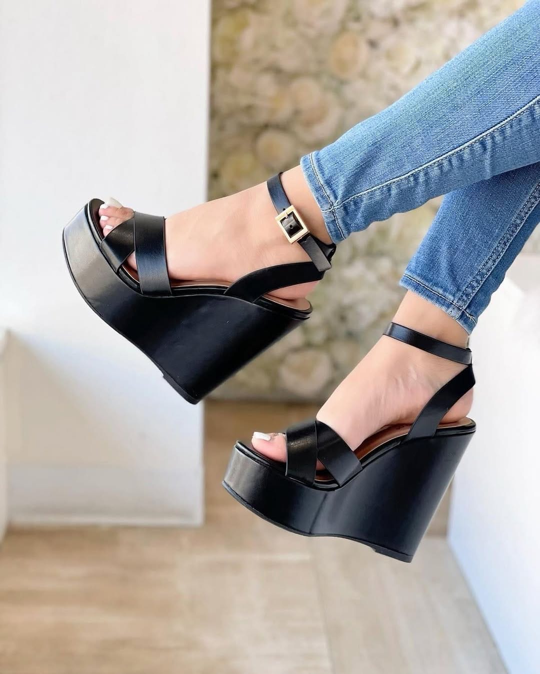 Post 8 by Frías Zapateria on Instagram (carousel)