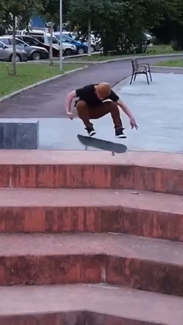 Post 8 by Edinson Azuaje on Instagram (video)