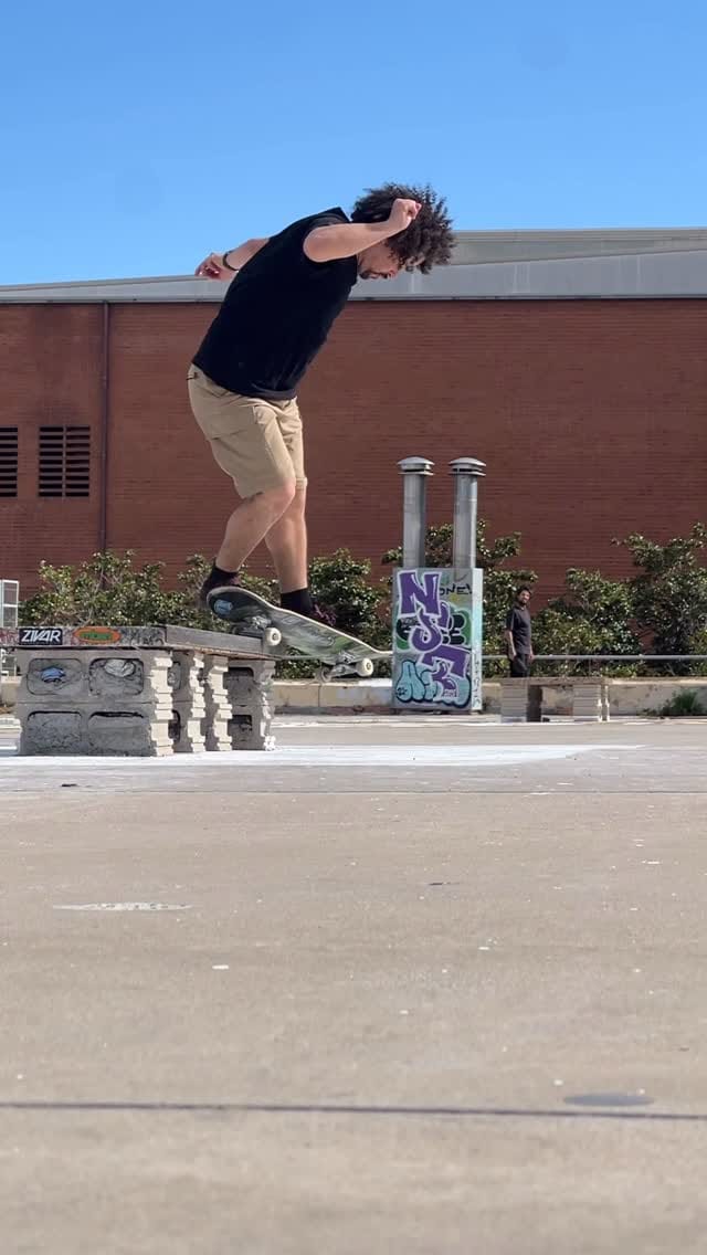 Post 2 by Edinson Azuaje on Instagram (video)