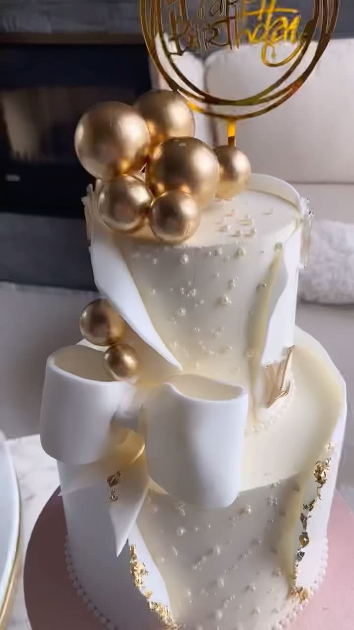 Post 5 by Celebration Wedding Cakes on Instagram (video)