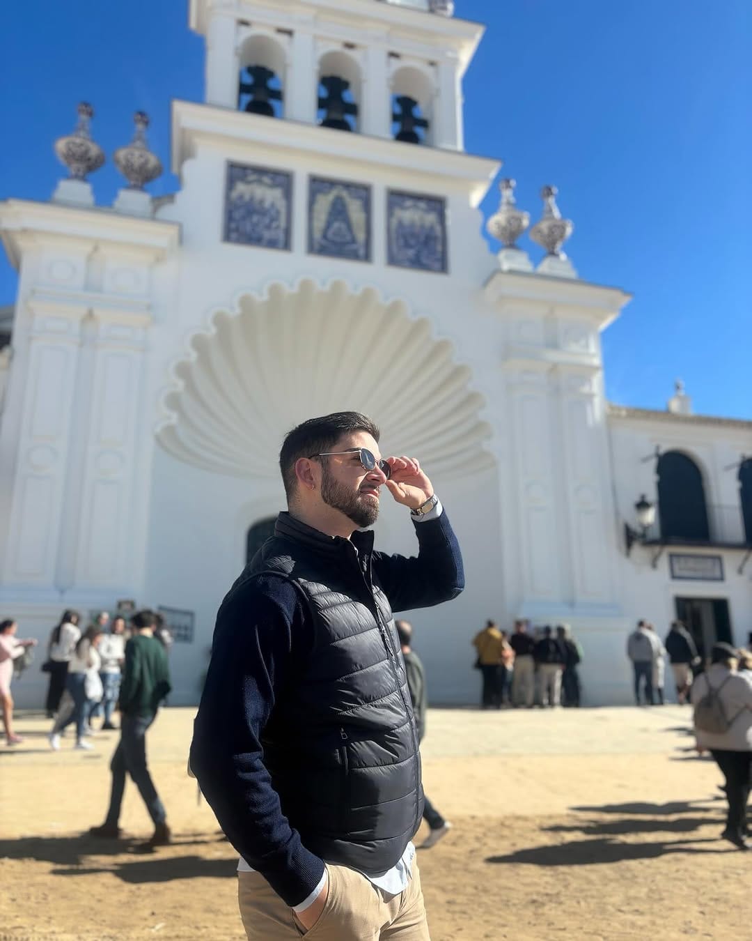 Post 3 by ANTONIO ANGULO on Instagram (carousel)