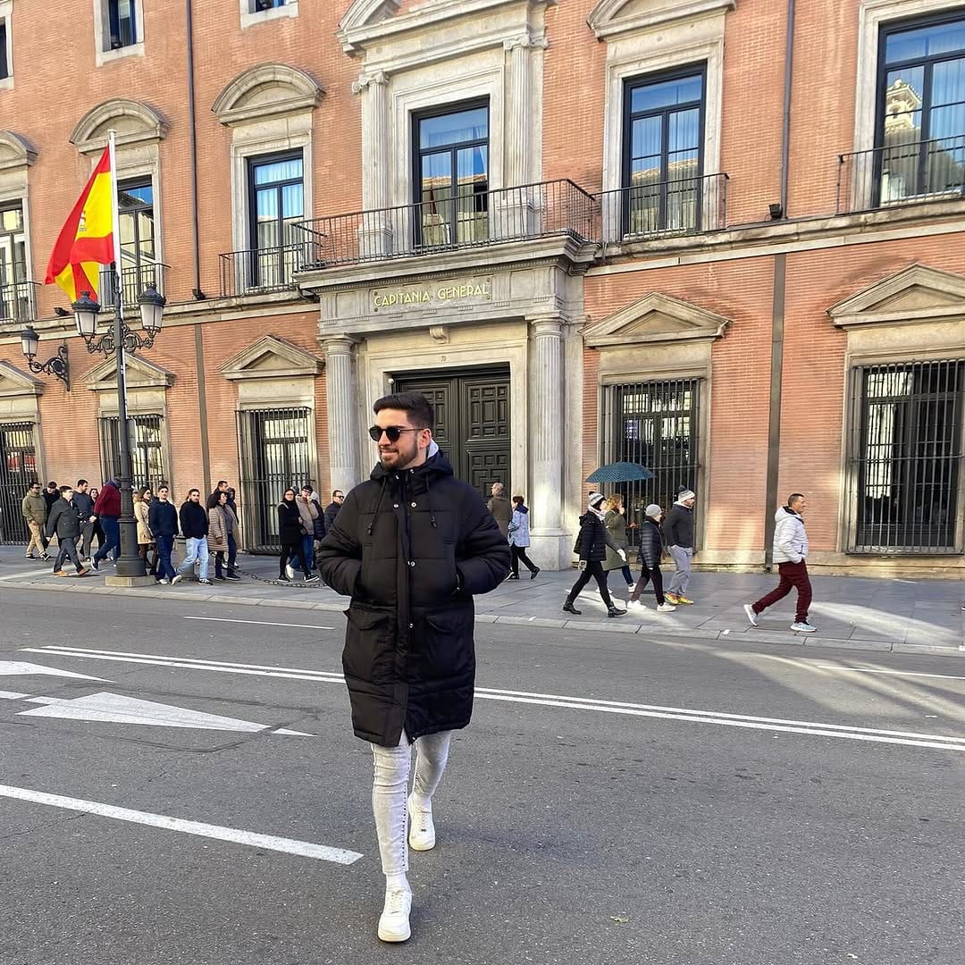 Post 10 by ANTONIO ANGULO on Instagram (carousel)
