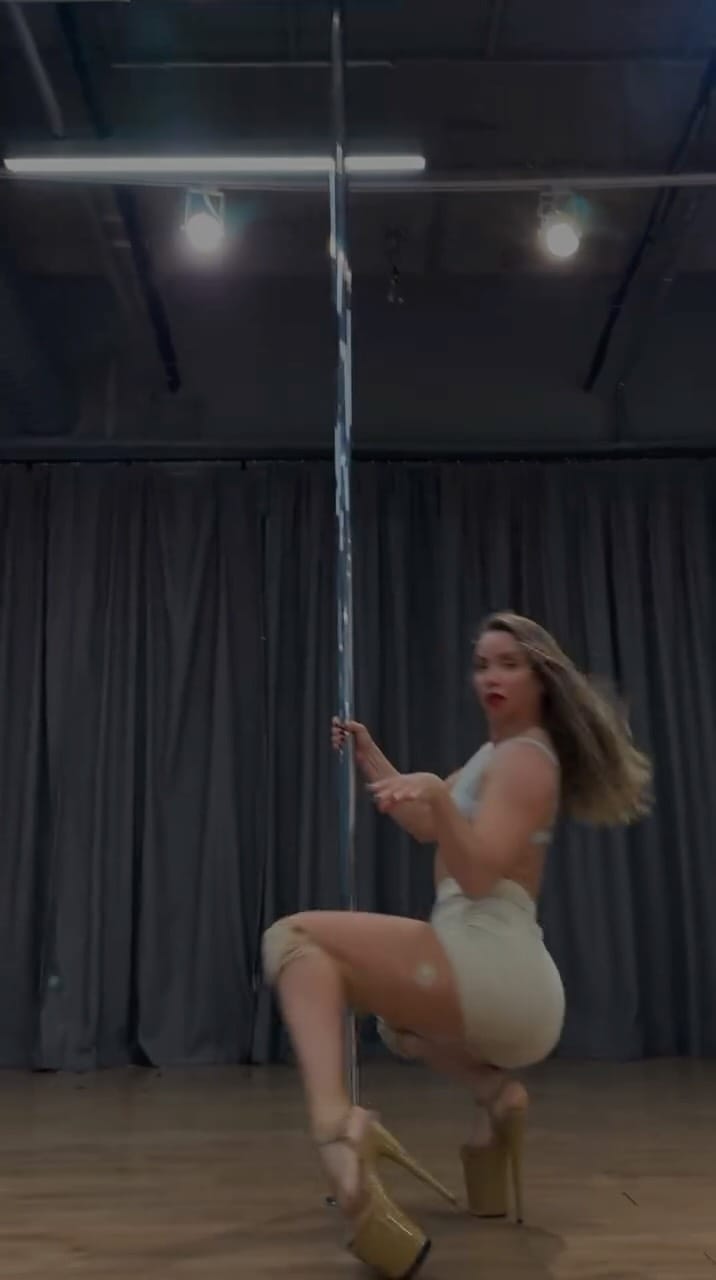 Post 2 by Elena Yablokova on Instagram (video)