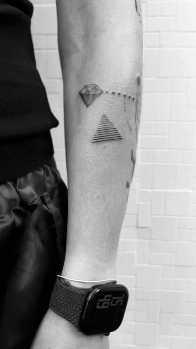 Post 6 by HI Tattoo Art - Tattoo artists on Instagram (video)