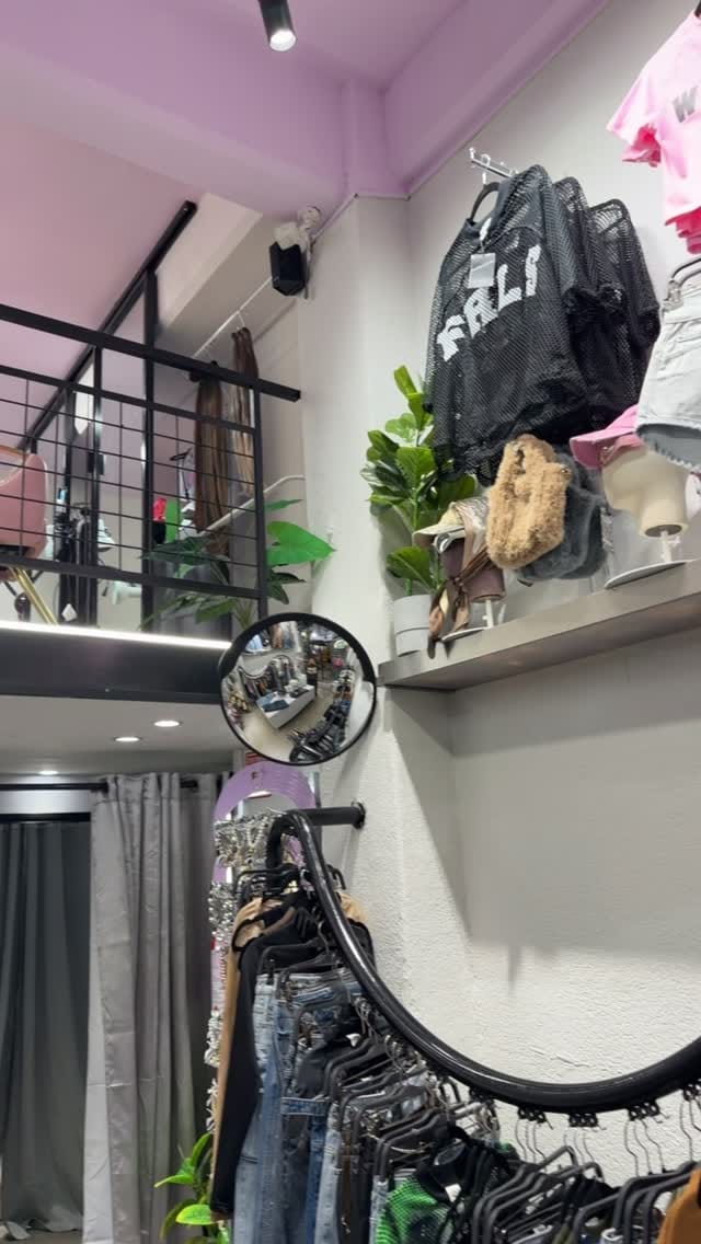 Post 2 by 𝙁𝙍𝙇𝙎 on Instagram (video)