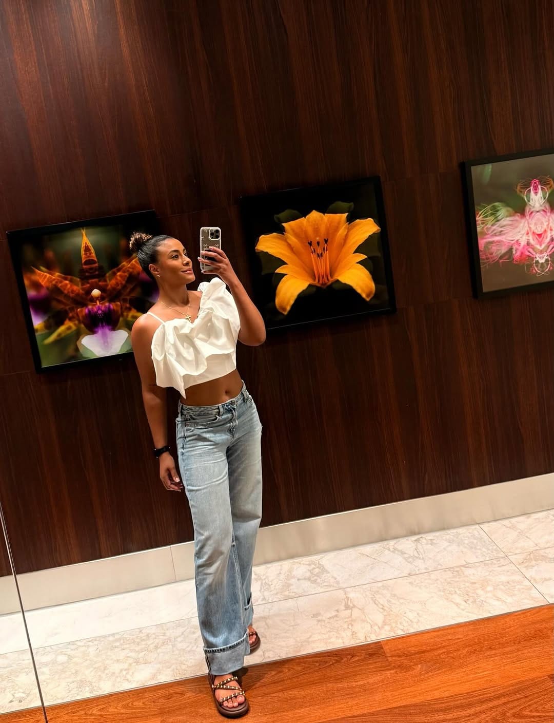 Post 3 by 𝐋𝐀𝐔𝐑𝐀 🌼 on Instagram (carousel)