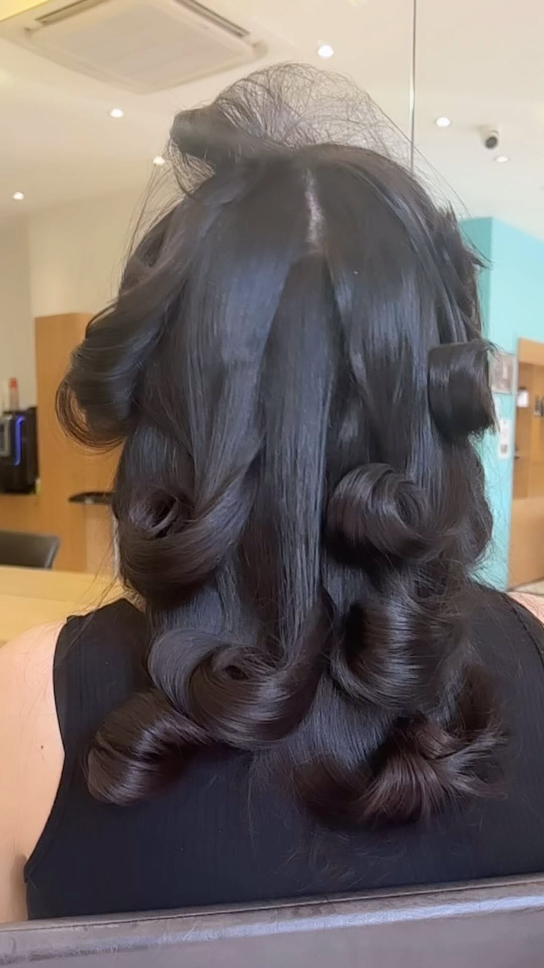 Post 8 by coiffure__paris on Instagram (video)
