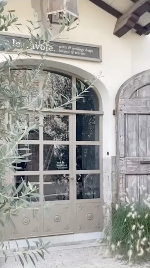 Post 1 by @tralenuvolebrocante on Instagram (video)