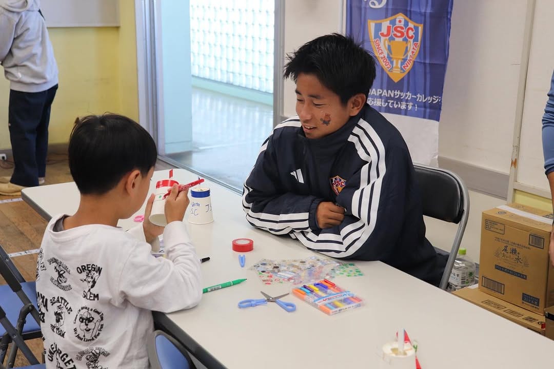 Post 4 by JAPANサッカーカレッジ on Instagram (carousel)