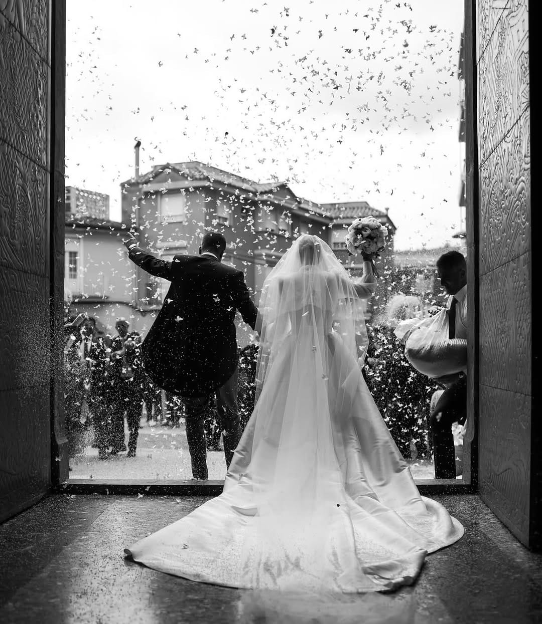 Post 2 by Luis Rocamora | Vestidos de novia e invitada on Instagram (carousel)