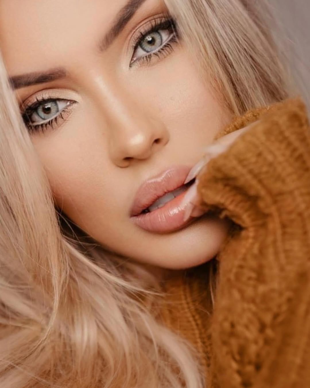 Post 9 by RICARDO ZAPATA MAKEUP on Instagram (carousel)