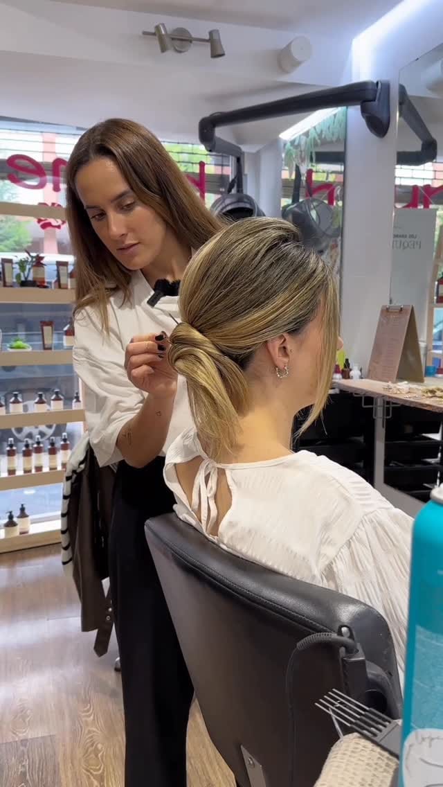 Post 4 by Yaiza L. | Formación y Peinados de Novia on Instagram (video)