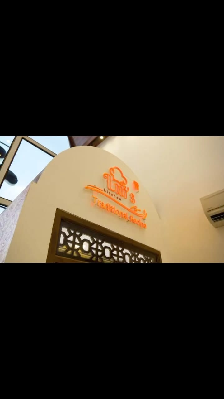Post 9 by Lui’s Kitchen on Instagram (video)