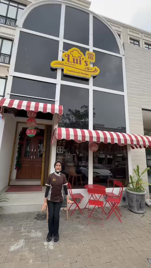 Post 6 by Lui’s Kitchen on Instagram (video)