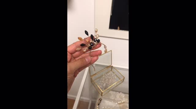 Post 6 by Tiara Design Handmade Hairaccessories on Instagram (video)