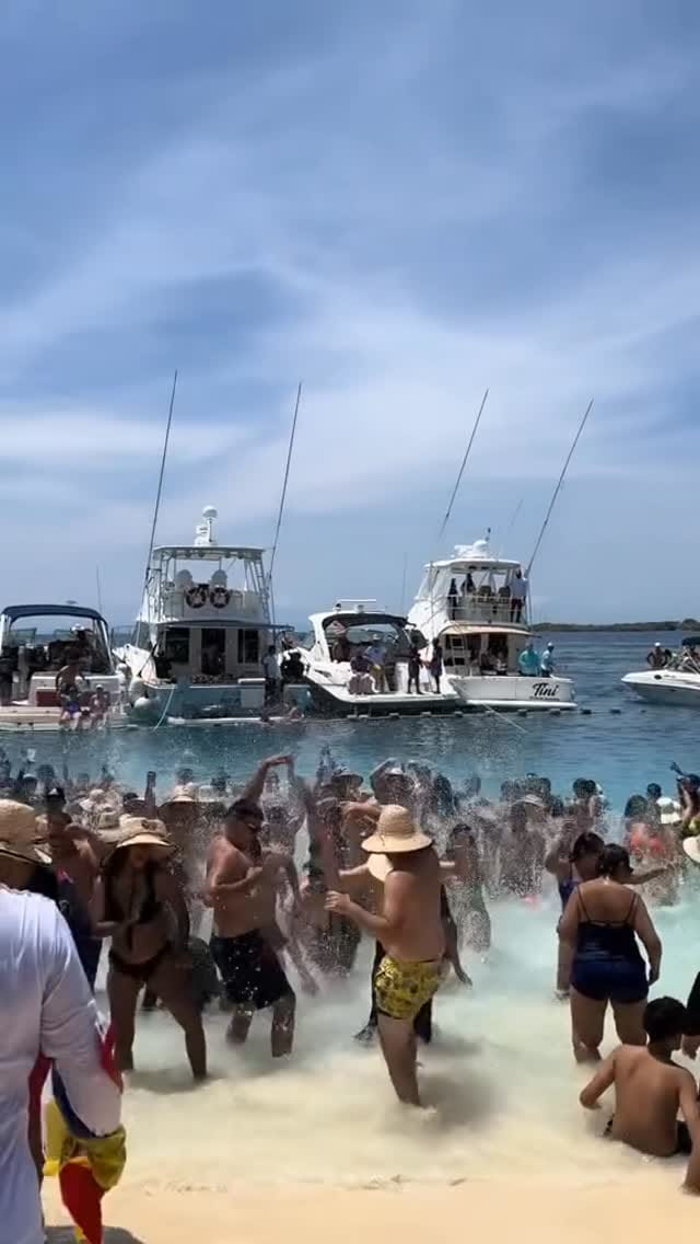 Post 7 by Alquiler De Lanchas Cartagena® on Instagram (video)