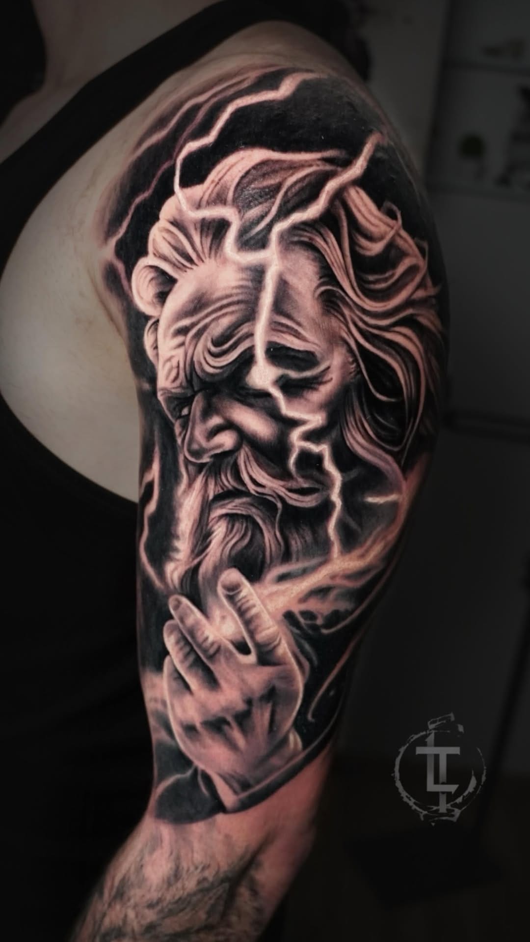 Post 1 by Lolo Torres Tattoo on Instagram (video)