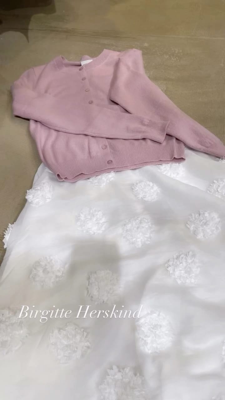 Post 4 by Rikki Vanggaard on Instagram (video)