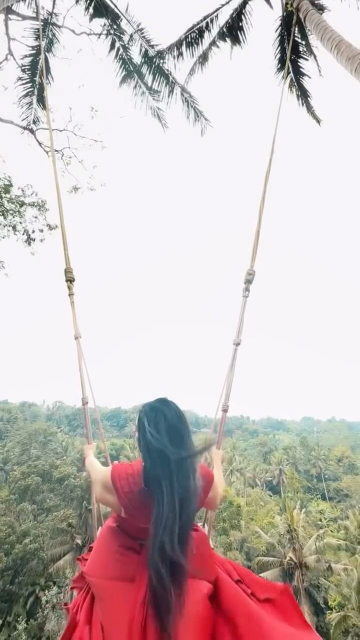 Post 1 by Madalina Hincu💜 on Instagram (video)