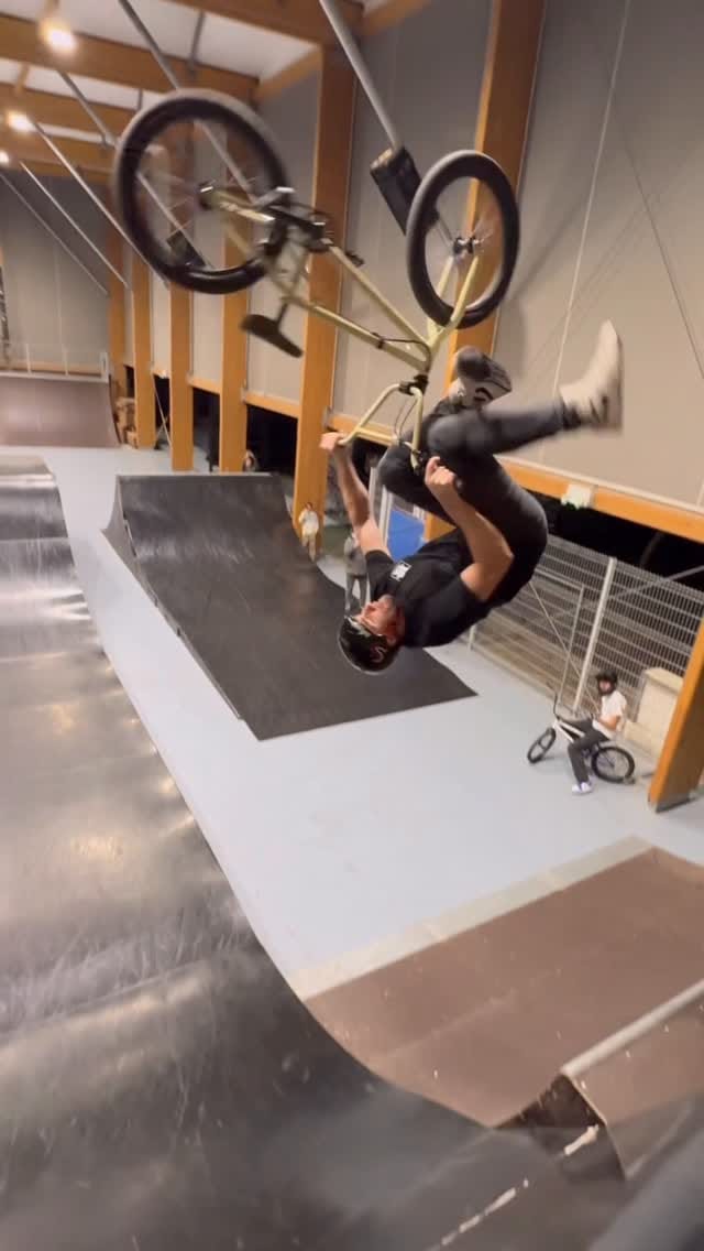 Post 5 by Istvan Caillet on Instagram (video)