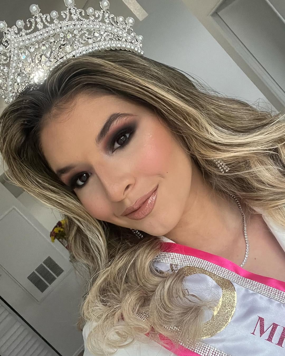 Post 5 by FLORIDA•PRO MAKEUP ARTIST •Bridal Expert• on Instagram (carousel)