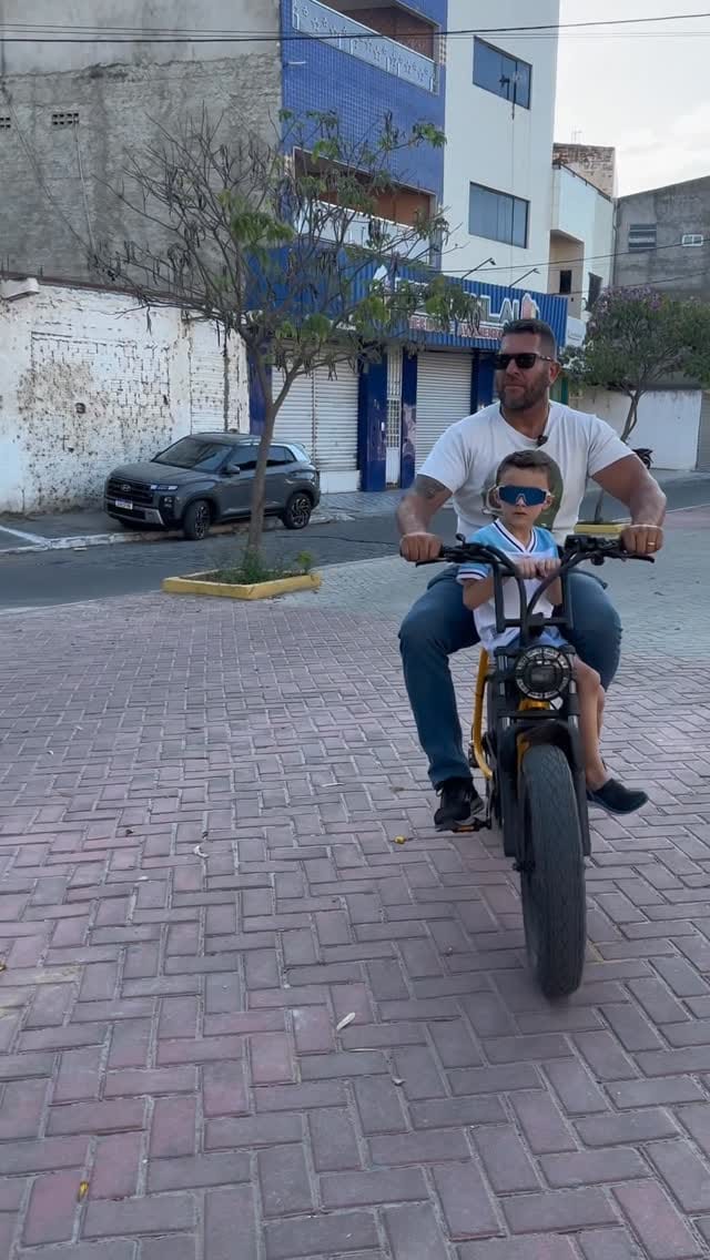 Post 8 by Thayla Marcela on Instagram (video)
