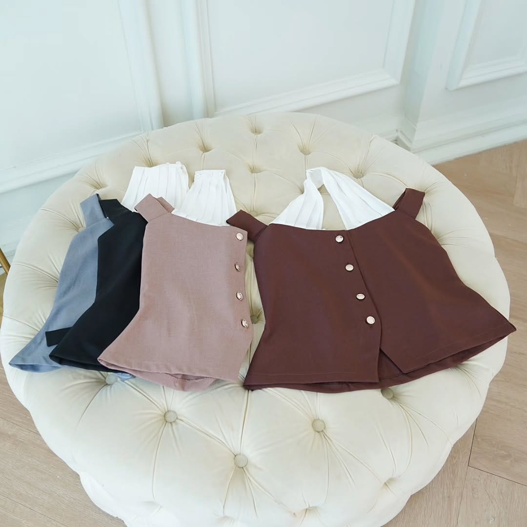 Post 7 by July Store on Instagram (carousel)