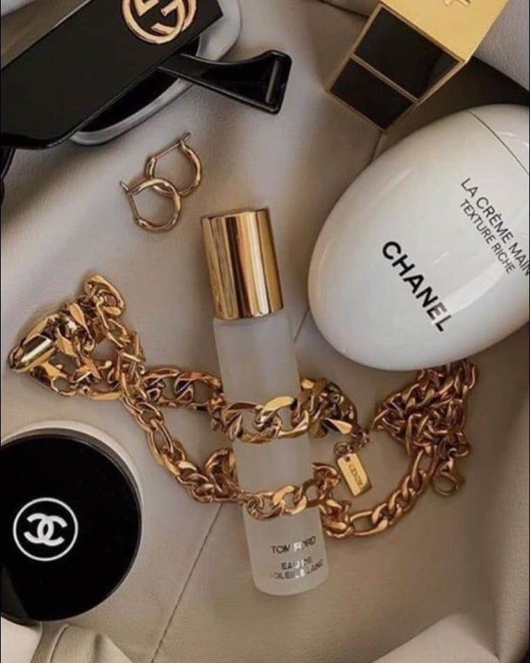 Post 7 by P A R I S I E N N E   M O D E on Instagram (image)