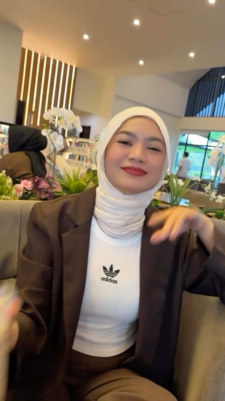 Post 1 by Aisyah Rezki Azhari on Instagram (video)