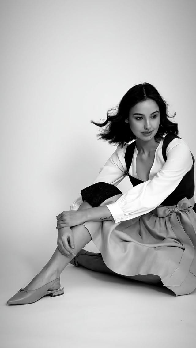 Post 3 by VARIASOPHIA Dirndl on Instagram (video)