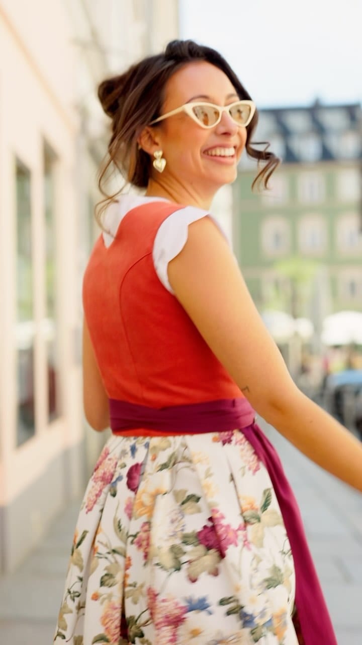 Post 10 by VARIASOPHIA Dirndl on Instagram (video)