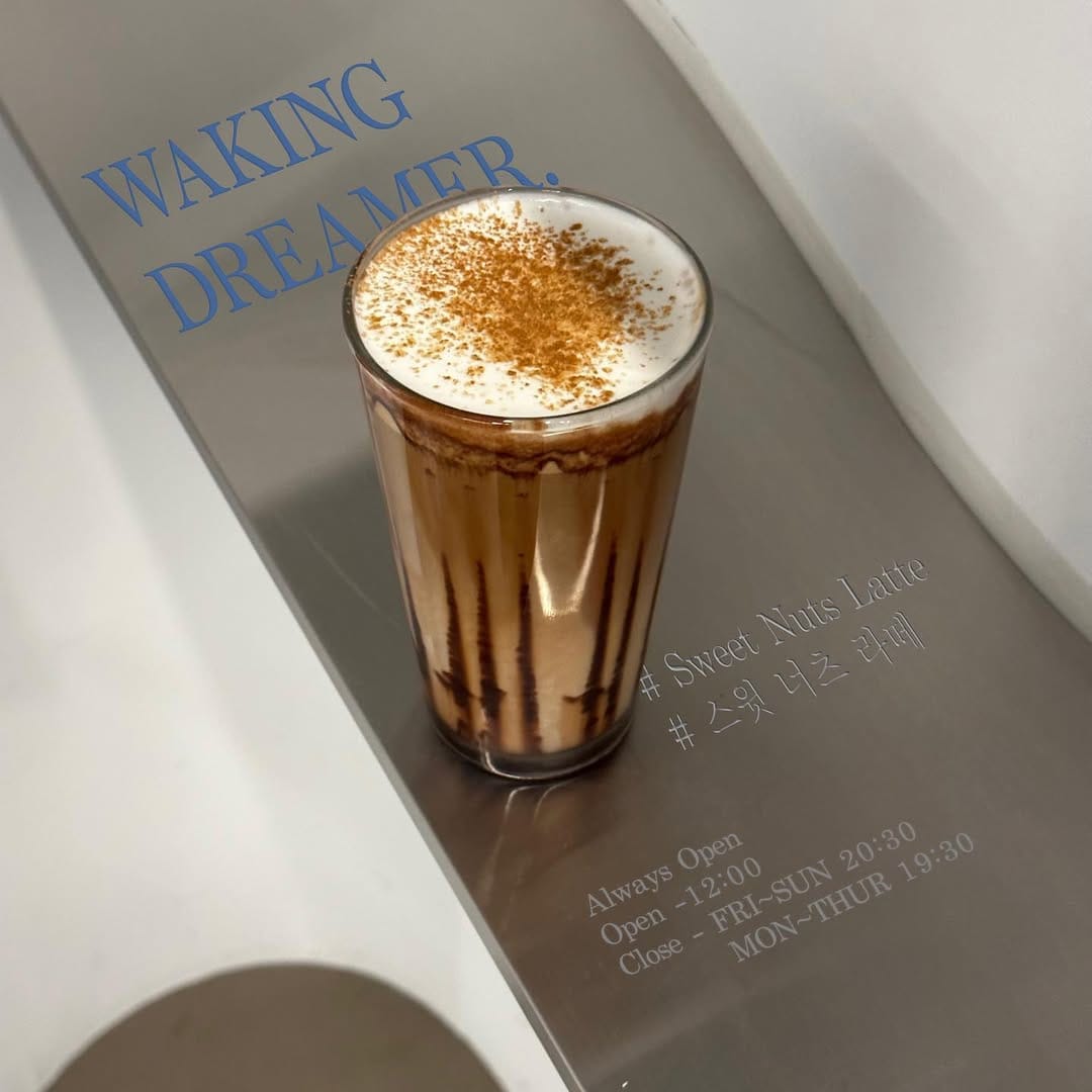 Post 6 by 웨이킹 드리머 Waking Dreamer on Instagram (image)