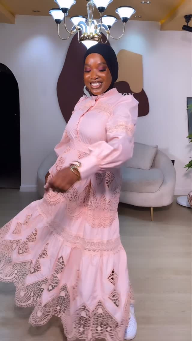 Post 4 by DUBAI ABAYA  LUXURY QUEEN 🇦🇪🇳🇬🌎 on Instagram (video)