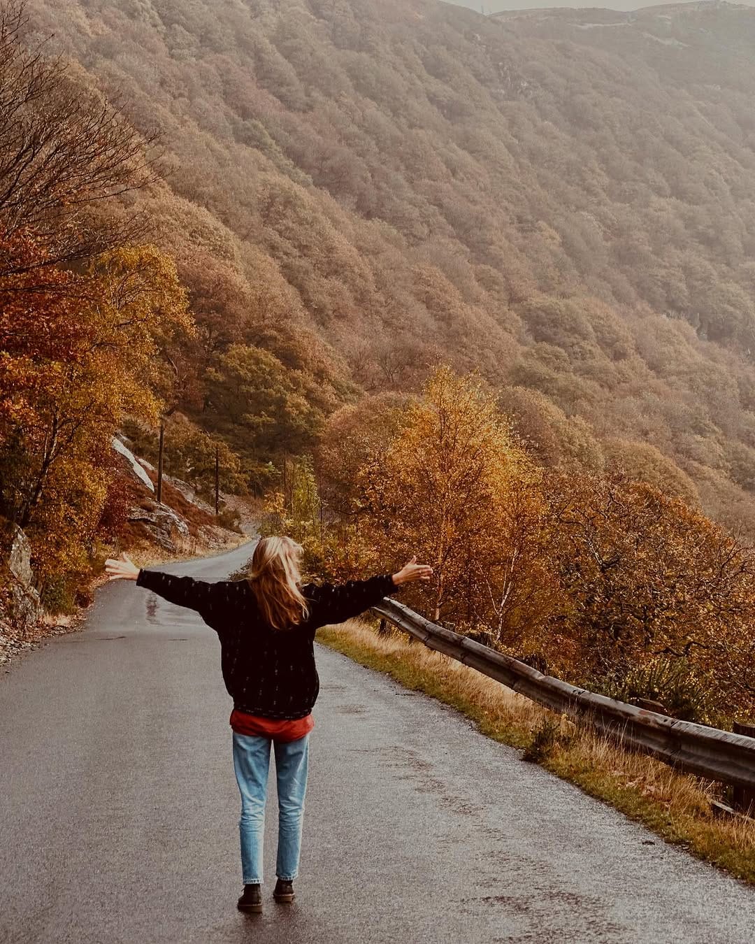 Post 2 by JulsVintage | Vintage Fashion on Instagram (image)