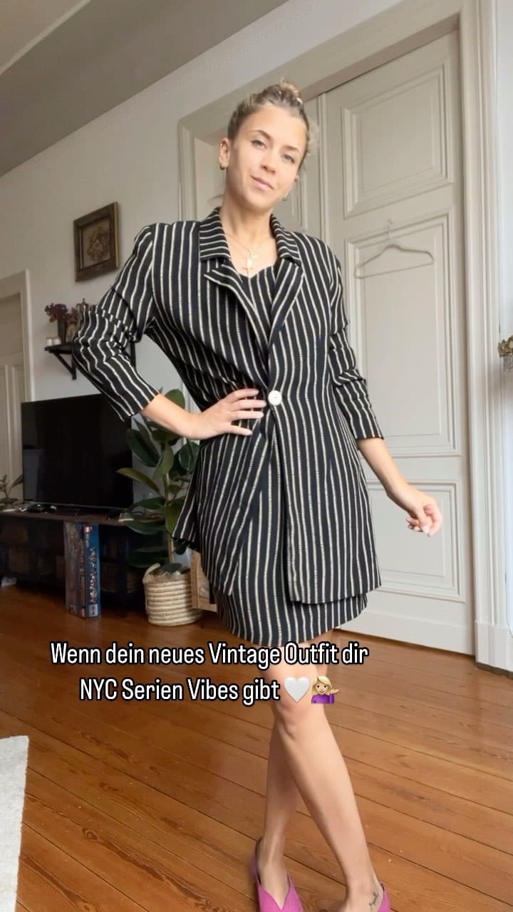 Post 8 by JulsVintage | Vintage Fashion on Instagram (video)