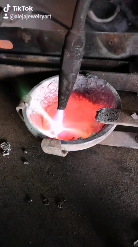 Post 5 by Aleja Jewelry Art on Instagram (video)