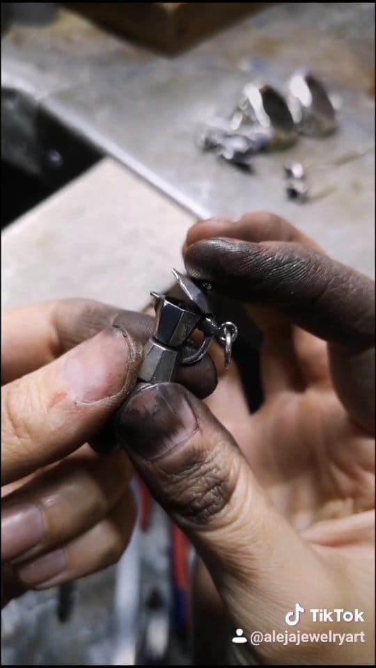 Post 6 by Aleja Jewelry Art on Instagram (video)