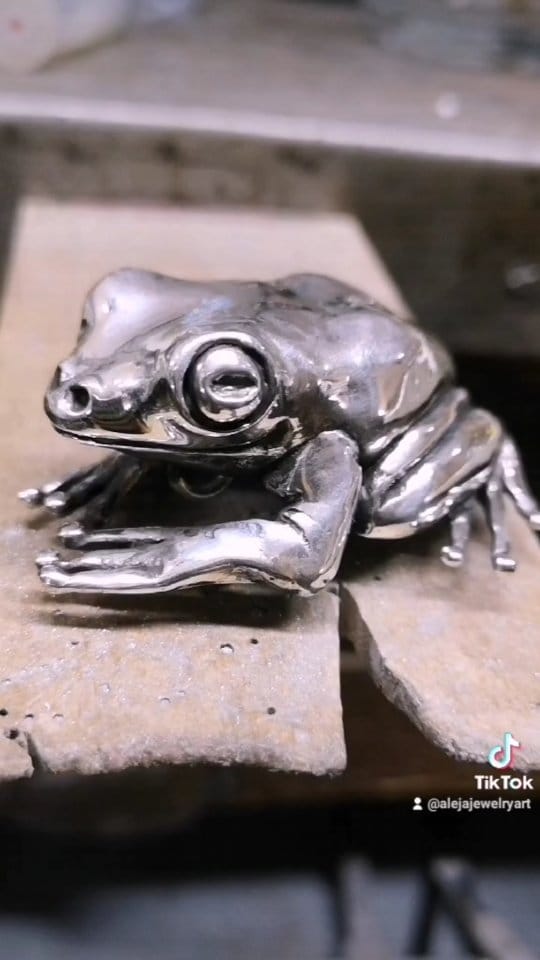 Post 3 by Aleja Jewelry Art on Instagram (video)