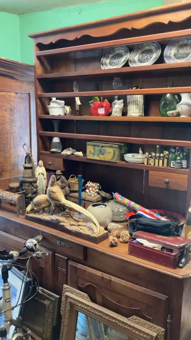 Post 6 by Brocante Balard on Instagram (video)