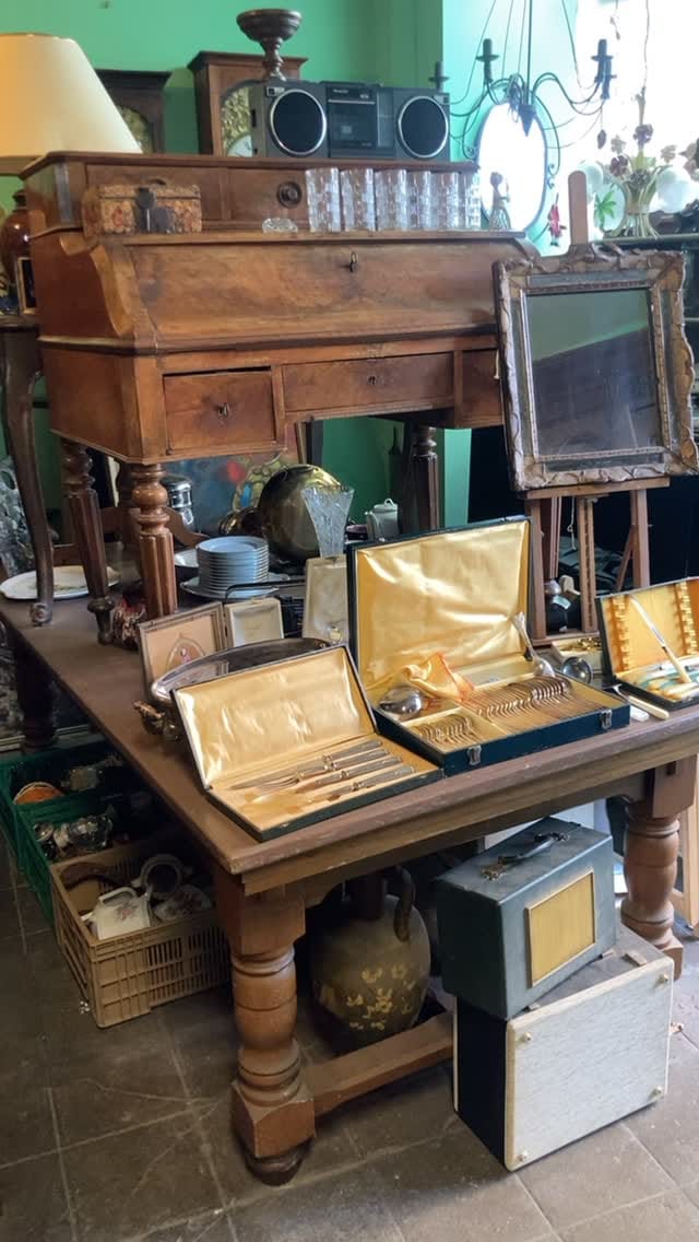 Post 7 by Brocante Balard on Instagram (video)