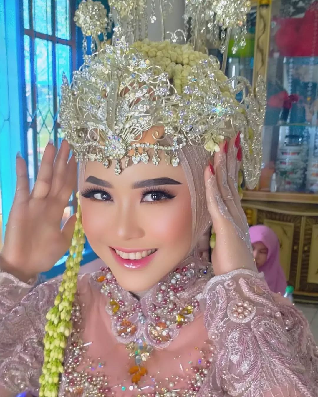 Post 10 by Barleo Make Up on Instagram (image)