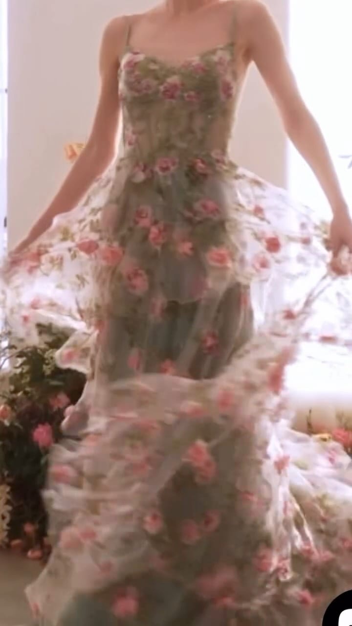 Post 4 by LaUnicaVestidos on Instagram (video)